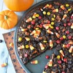 This oreo brownie pizza make a perfect Halloween dessert for a party or get together!