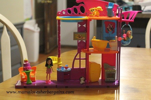 You Can Now Get A Friends Themed Polly Pocket Playset!