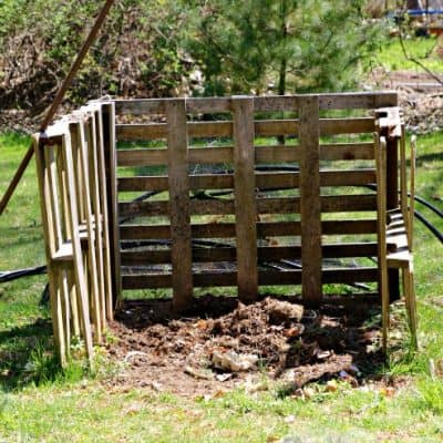 compost bin made with pallets