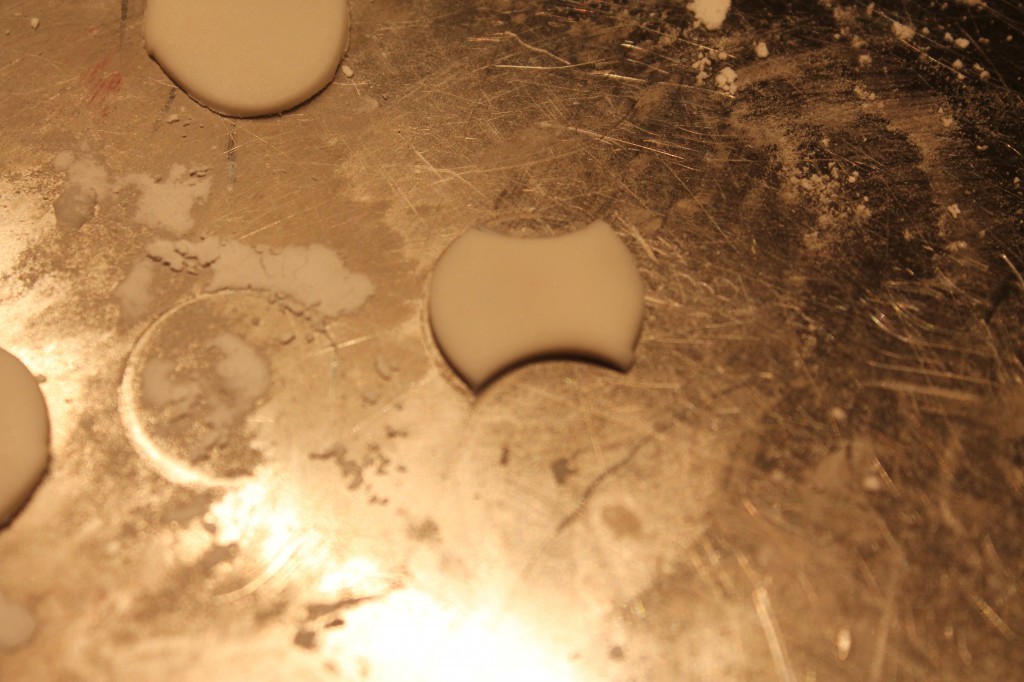 cutting-fondant-snowmen