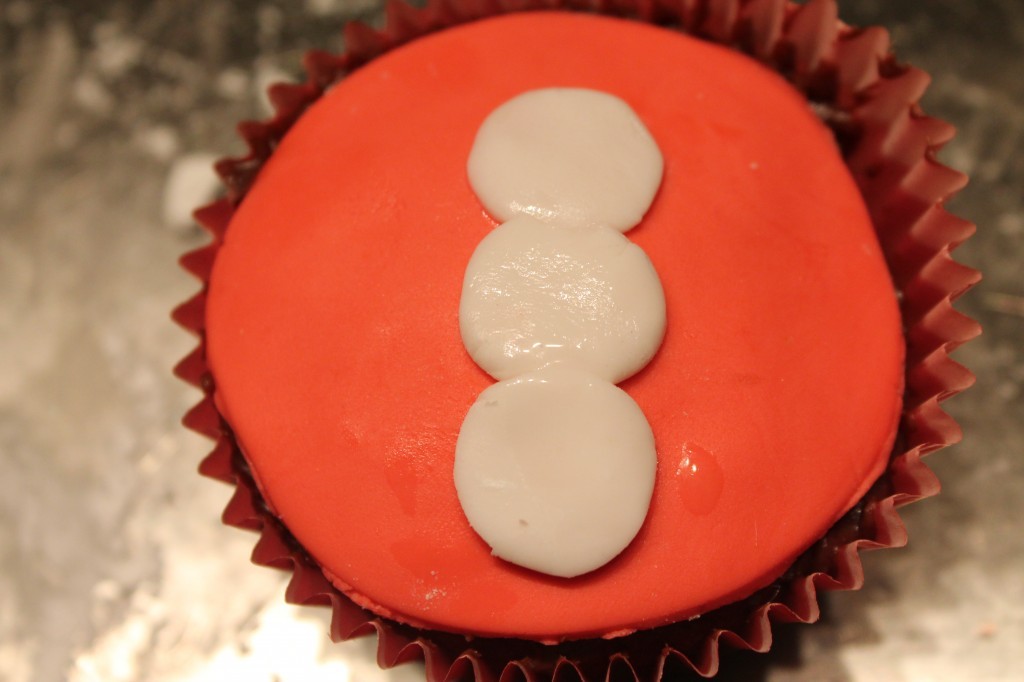 holiday-treat-recipes-snowman-fondant-cupcake