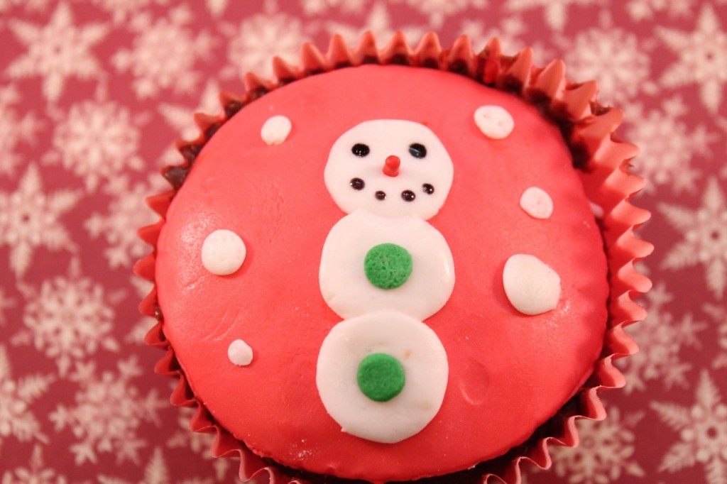 fondant-snowman-cupcakes