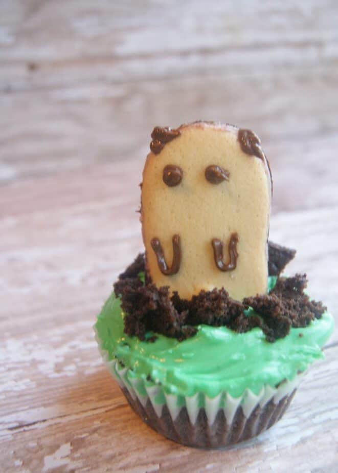 groundhog day cupcakes detail