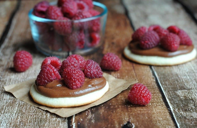 sugar cookie with nutella frosting and raspberries