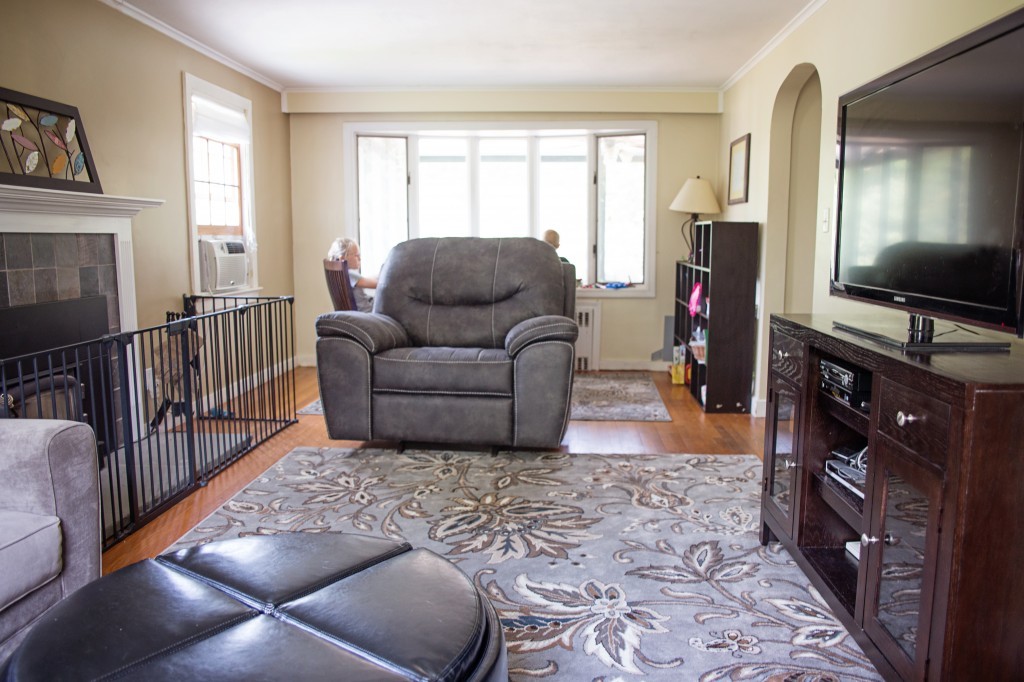 small-living-room-design-idea-bay-window