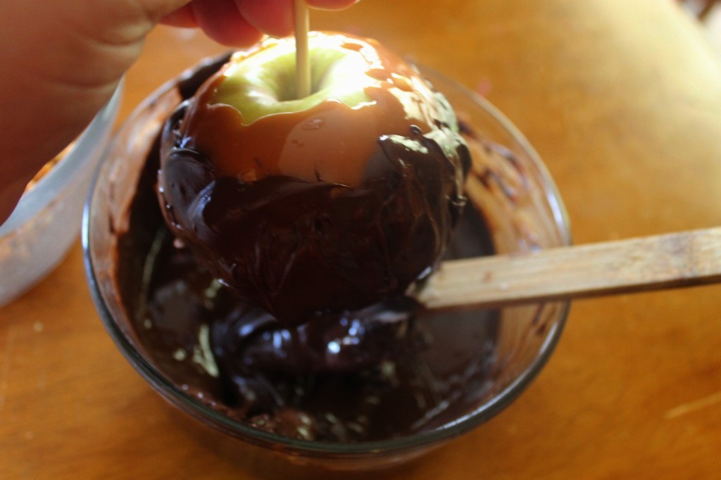 apple-snicker-chocolate-dip