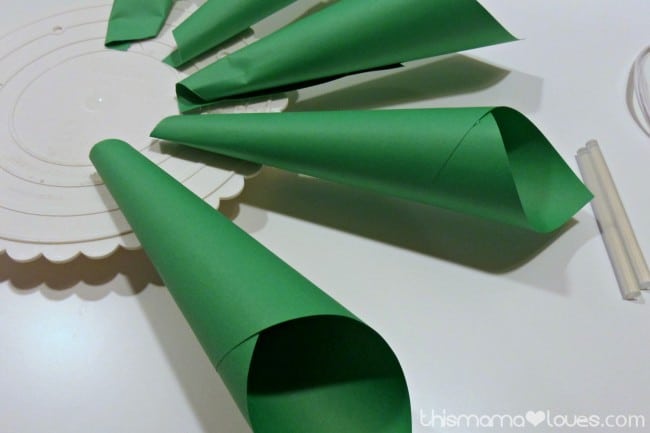 Holiday Poinsettia Paper Wreath Instructions