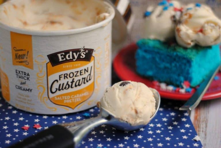 Patriotic Blue Velvet Brownies a la mode This Mama Loves