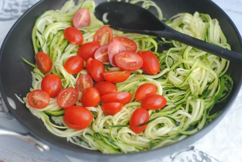 avocado-pesto-zoodles-process