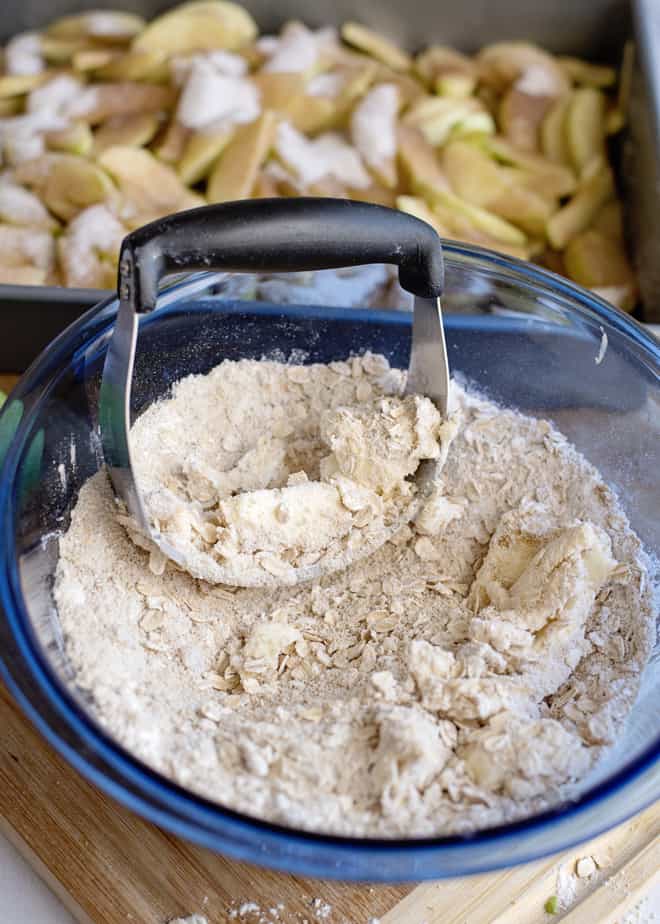 how to mix apple crisp topping with a pastry blender